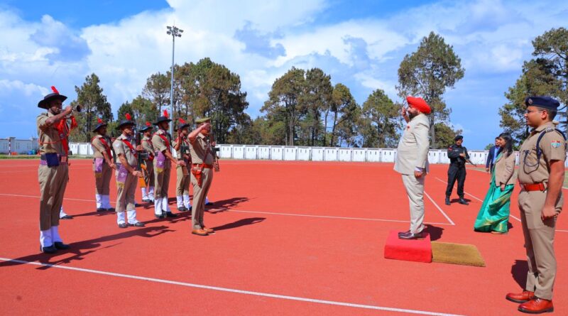 पौड़ी पहुंचे राज्यपाल लेफ्टिनेंट जनरल गुरमीत सिंह, पुलिस जवानों ने दिया गार्ड ऑफ ऑनर
