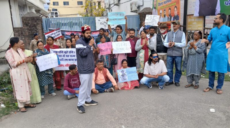 ऋषिकेश में विधायक प्रेमचंद अग्रवाल के आवास का घेराव, अंकिता मामले में VIP गिरफ्तारी की मांग तेज