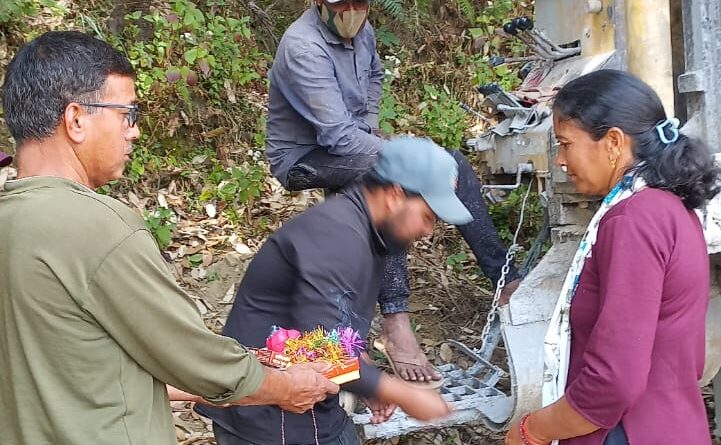 देवीखेत में वर्षों बाद पेयजल समस्या का समाधान, हैंडपंप लगने से ग्रामीणों को मिलेगी बड़ी राहत