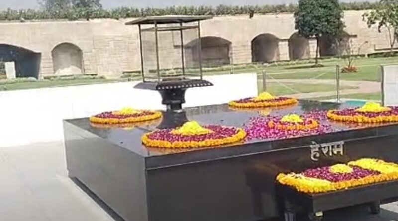 LUCC घोटाला पीड़ित महिलाओं की पदयात्रा दिल्ली पहुंची, राजघाट पर महात्मा गांधी को दी श्रद्धांजलि