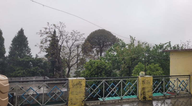 लगातार बारिश से द्वारीखाल में जनजीवन प्रभावित, ठंड बढ़ी — स्कूलों में छुट्टी न होने से बढ़ी चिंता