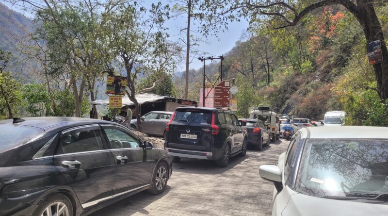 ऋषिकेश–यमकेश्वर मार्ग पर भीषण जाम, पर्यटन सीजन में बिगड़ी यातायात व्यवस्था