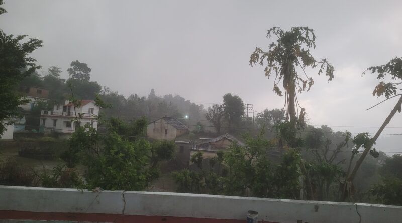 दोपहर में मौसम का बदला मिजाज, ओलों के साथ तेज बारिश