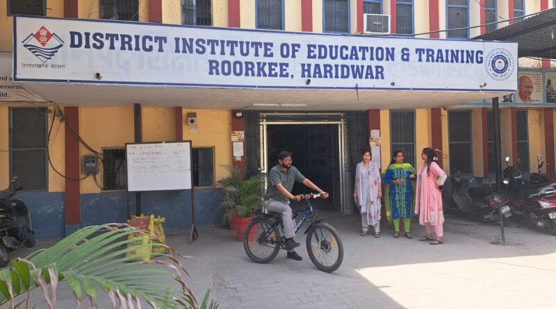 साइकिल से विद्यालयों का अनुश्रवण करने निकले डायट प्राचार्य, पेश की सादगी और सक्रियता की मिसाल