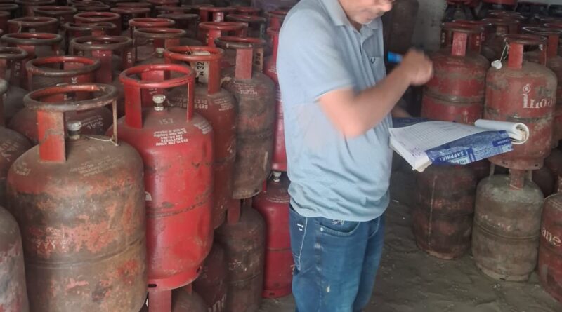 एलपीजी आपूर्ति पर प्रशासन सख्त, 6 गैस गोदाम और 1 डीजल डीलर का औचक निरीक्षण