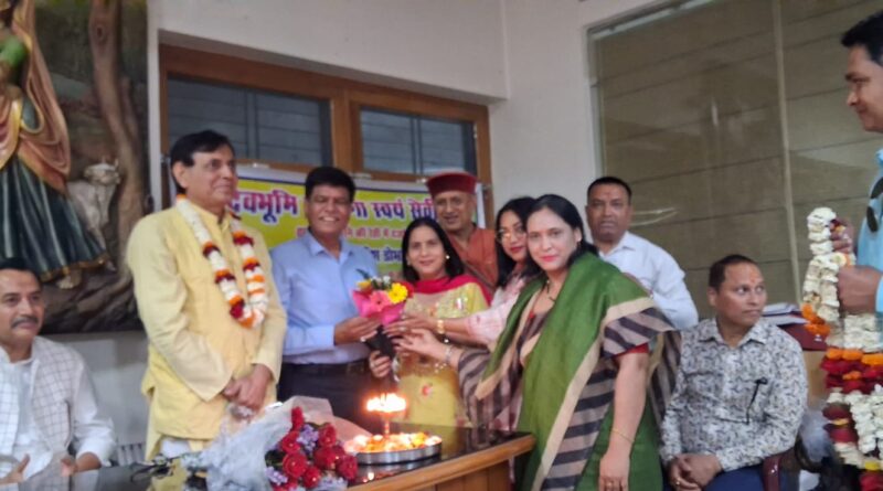 मुनिकीरेती में राज्य मंत्री गिरीश डोभाल के एक वर्ष पूर्ण होने पर सम्मान समारोह, मधुमक्खी पालन को स्वरोजगार से जोड़ने पर जोर