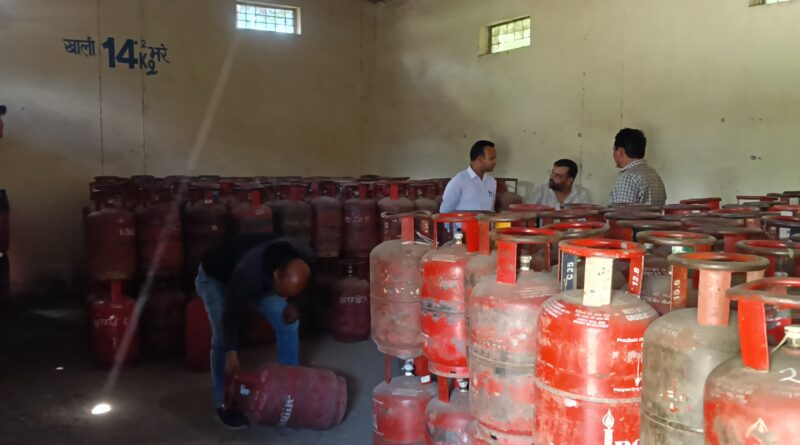 पौड़ी में एलपीजी आपूर्ति पर सख्ती, 37 प्रतिष्ठानों का औचक निरीक्षण