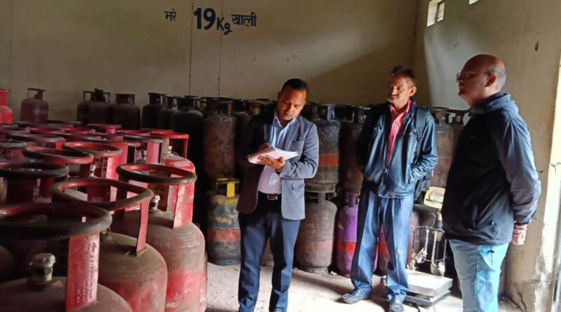 एलपीजी आपूर्ति व्यवस्था पर सख्ती, पौड़ी में 24 प्रतिष्ठानों का औचक निरीक्षण