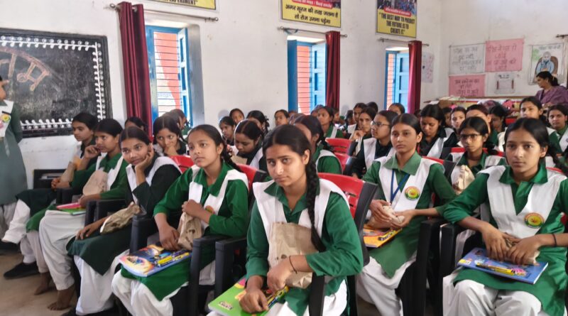 “अफसर बिटिया” कार्यक्रम में बालिकाओं को स्वास्थ्य, सुरक्षा व करियर की जानकारी