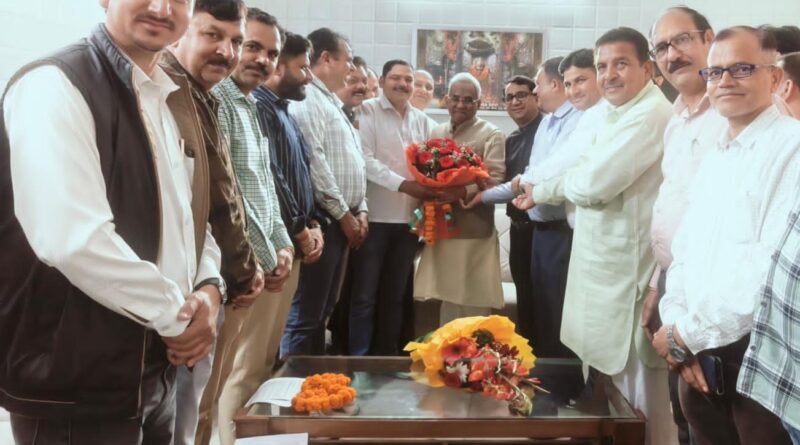 शिक्षक महासंघ ने कैबिनेट मंत्री मदन कौशिक से की मुलाकात, समय सारिणी व जनगणना ड्यूटी का मुद्दा उठाया