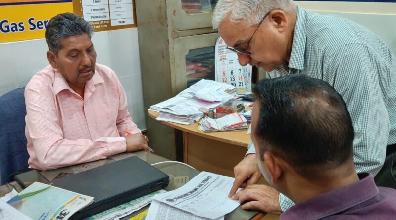गैस आपूर्ति व्यवस्था पर सख्ती, तीन गोदामों का औचक निरीक्षण