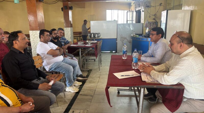 चारधाम मार्ग पर खाद्य सुरक्षा कड़ी, डीएम के निर्देश पर व्यापारियों संग बैठक