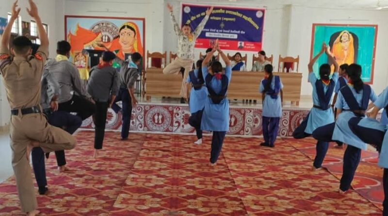 रोवर्स-रेंजर्स प्रशिक्षण शिविर में सिखाए गए जीवन कौशल, प्राथमिक उपचार और योगासन