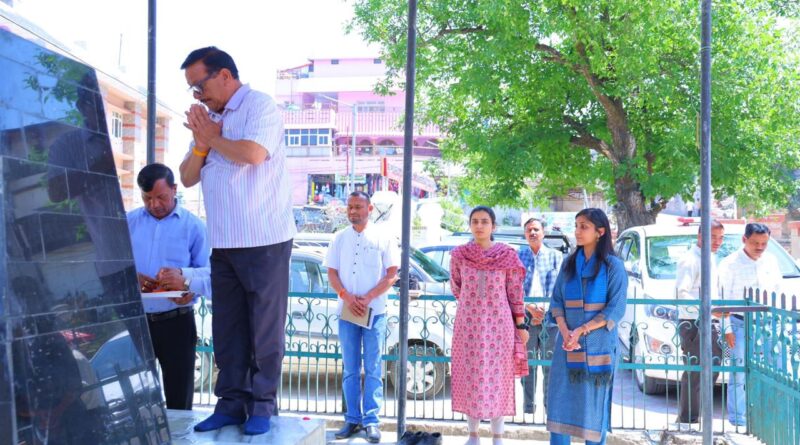 हेमवती नंदन बहुगुणा के जन्मदिवस पर डीएम सहित अधिकारियों ने दी श्रद्धांजलि