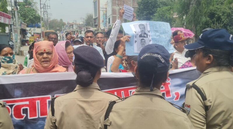 अंकिता भंडारी को न्याय दिलाने को विधानसभा घेराव, प्रदर्शनकारियों को पुलिस ने रोका