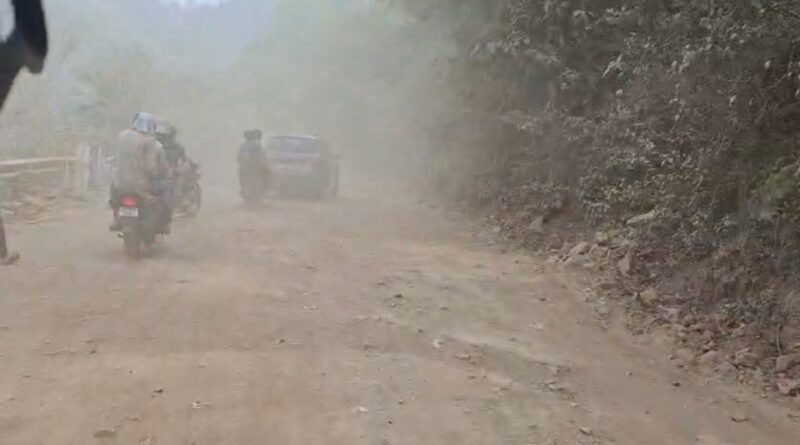 यात्रा सीजन में सड़क मरम्मत से बढ़ी परेशानी, फूलचट्टी के पास धूल और जाम से लोग बेहाल