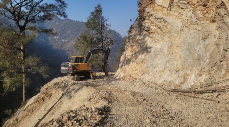 सवालों का पहाड़ नहीं काट पाया लोक निर्माण विभाग! एक साल से अधूरा कटान, जेसीबी खड़ी–काम बंद”