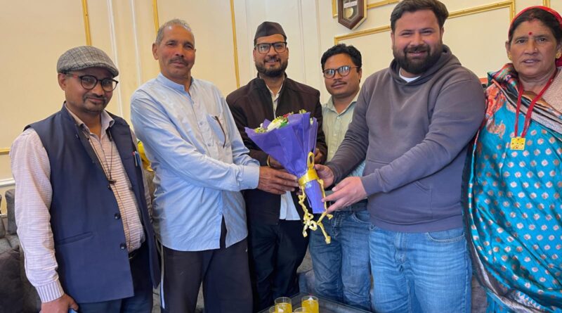 सेवानिवृत्ति पर त्रियुगीनारायण में दर्शन लाल गैरोला का भव्य अभिनंदन