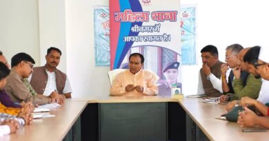 श्रीनगर में कैबिनेट मंत्री ने ली विभागीय बैठक, विकास कार्यों की समीक्षा