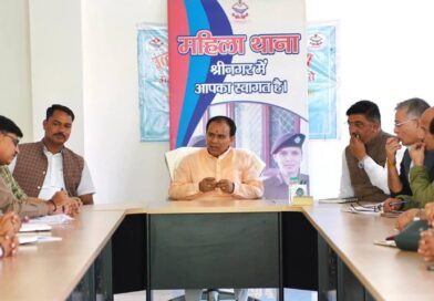 श्रीनगर में कैबिनेट मंत्री ने ली विभागीय बैठक, विकास कार्यों की समीक्षा