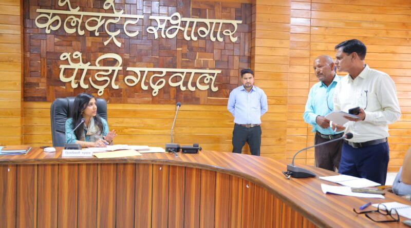 जनता मिलन में डीएम ने सुनीं जनसमस्याएं, त्वरित निस्तारण के दिए निर्देश