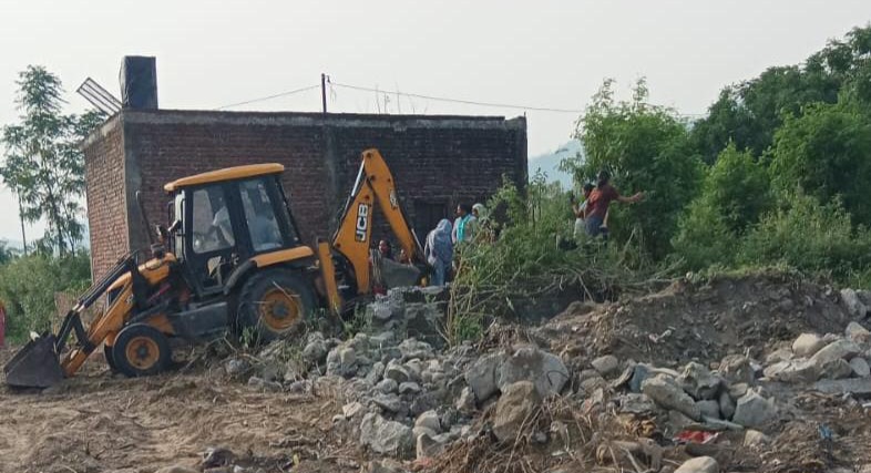 झंडीचौड़ में नगर निगम की भूमि से हटाया गया अतिक्रमण