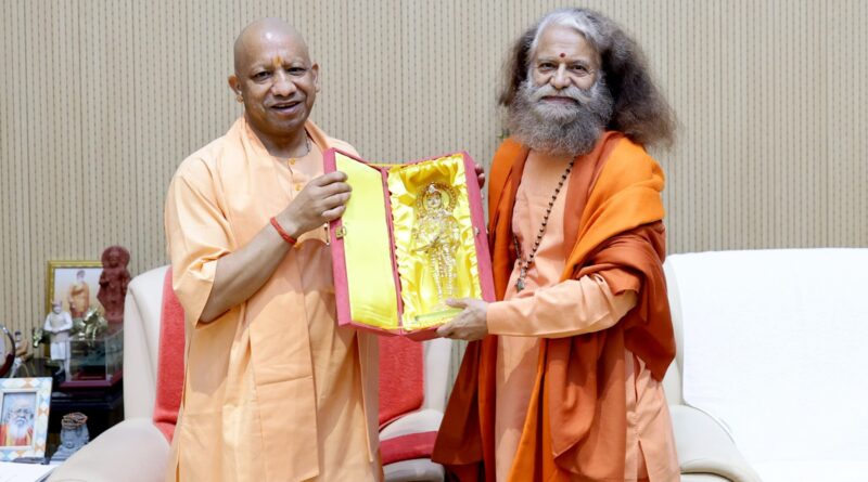 लखनऊ में मुख्यमंत्री योगी आदित्यनाथ और स्वामी चिदानन्द सरस्वती की दिव्य भेंट