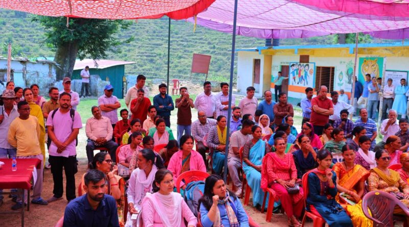 कमेड़ा गांव पहुंचीं जिलाधिकारी, चौपाल में सुनीं ग्रामीणों की समस्याएं
