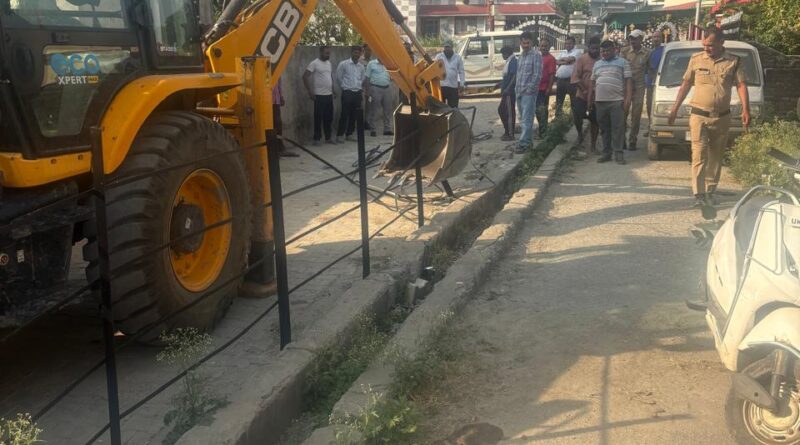 कोटद्वार में अतिक्रमण पर प्रशासन की बड़ी कार्रवाई, 50 मीटर तारबाड़ हटाई