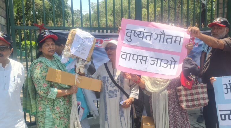 भाजपा अध्यक्ष से मिलने जा रही महिलाओं को पुलिस ने रोका