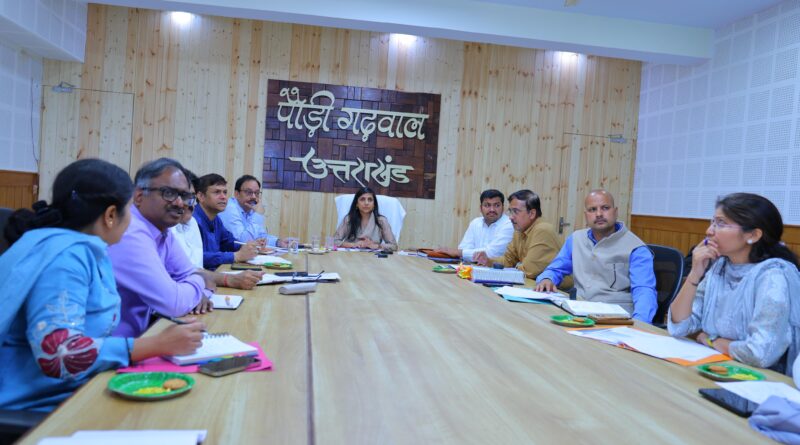 जलधाराओं के पुनर्जीवन को पेयजल योजनाओं से जोड़ा जाएगा: जिलाधिकारी