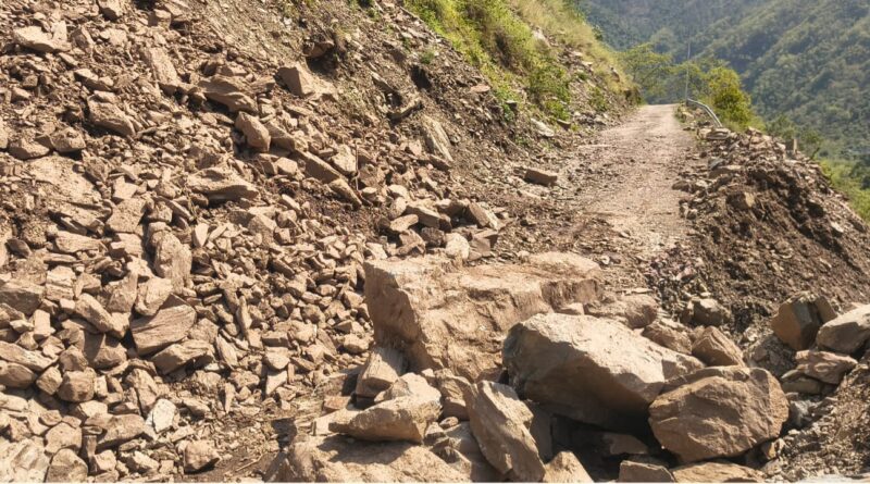 बारिश से मष्टखाल-बाड़ियूं मोटरमार्ग बाधित, बरगड्डी तक सड़क पूरी तरह बंद