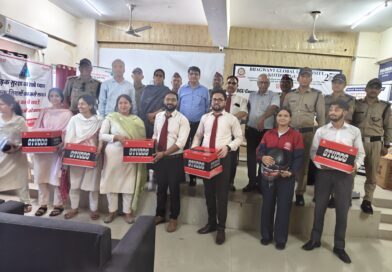 बीजीयू में सड़क सुरक्षा कार्यशाला, छात्रों को बांटे हेलमेट और फर्स्ट एड किट