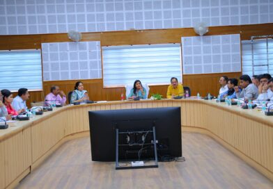 महिलाओं, किसानों और युवाओं की आय बढ़ाने पर फोकस, विकास योजनाओं की जिलाधिकारी ने की समीक्षा