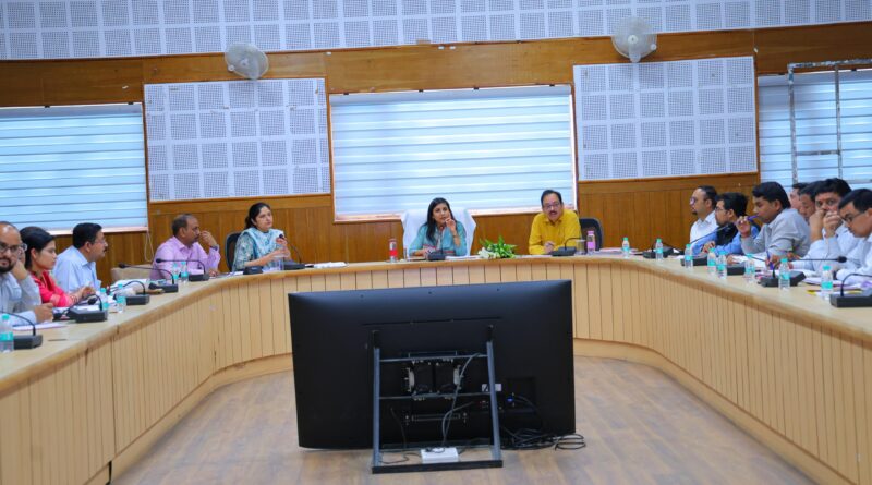 महिलाओं, किसानों और युवाओं की आय बढ़ाने पर फोकस, विकास योजनाओं की जिलाधिकारी ने की समीक्षा