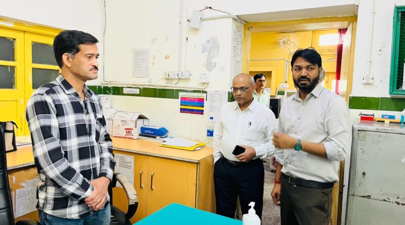 आयुक्त ने जिला चिकित्सालय का किया औचक निरीक्षण, स्वास्थ्य सेवाओं को और बेहतर बनाने के निर्देश
