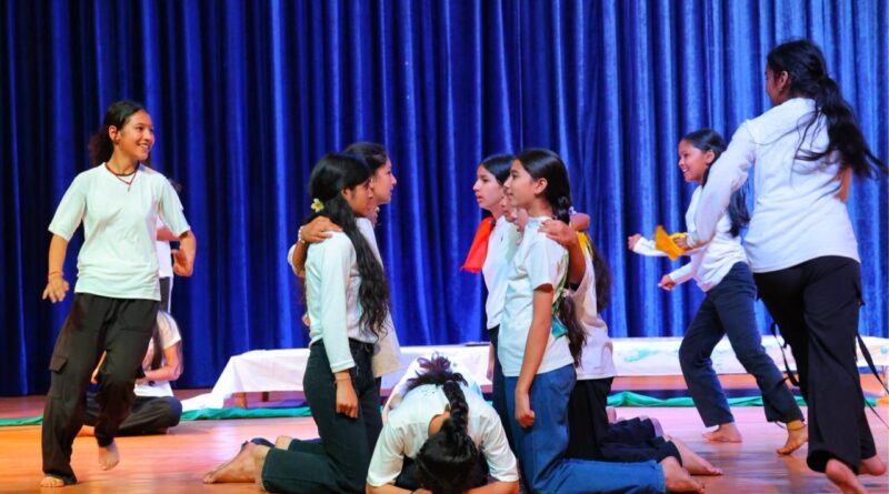 बच्चों के सर्वांगीण विकास में रंगमंच की अहम भूमिका : जिलाधिकारी