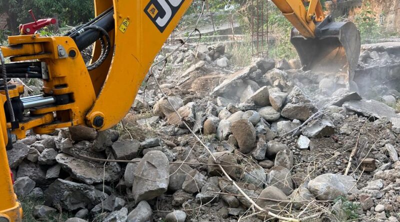 लालपानी में सरकारी भूमि से हटाया गया अवैध कब्जा, प्रशासन की कार्रवाई जारी