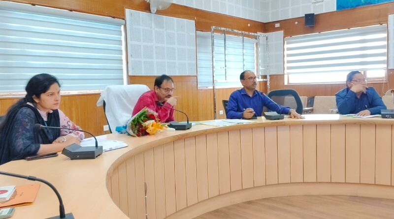 25 सूत्रीय कार्यक्रमों में लाएं तेजी, समय पर पोर्टल पर करें अपडेट: सीडीओ