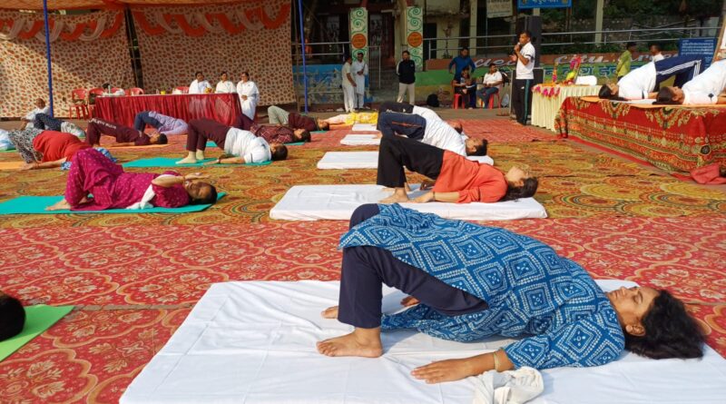 शारदा घाट में 92 लोगों ने किया सामूहिक योगाभ्यास, स्वस्थ जीवनशैली का दिया संदेश