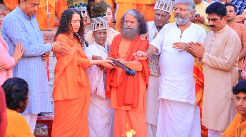 परमार्थ निकेतन पहुंचे रामनामी समाज के श्रद्धालु, गंगा आरती में दिया आध्यात्मिक एकता का संदेश