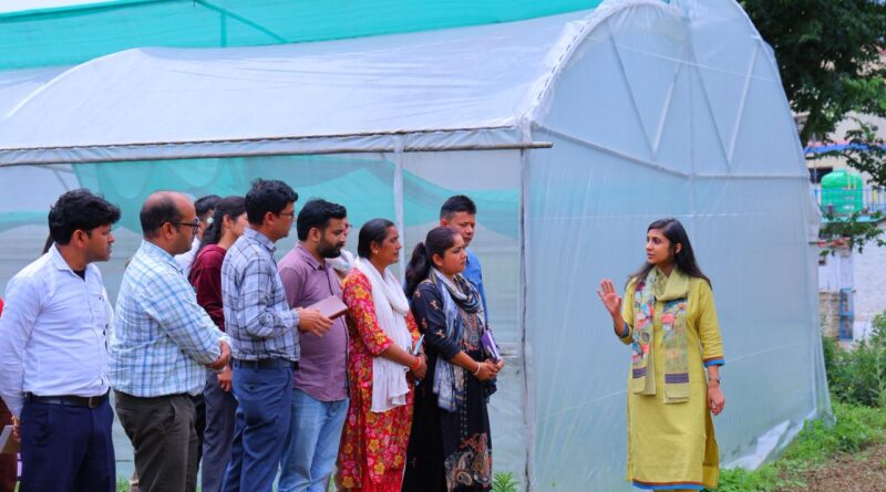 कोट और देवल में फूलों व सब्जियों की खेती से बदलेगी ग्रामीण अर्थव्यवस्था : जिलाधिकारी