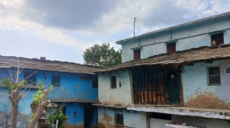 बारातघर से आने वाले पानी ने छीनी परिवार की नींद, हादसे का डर