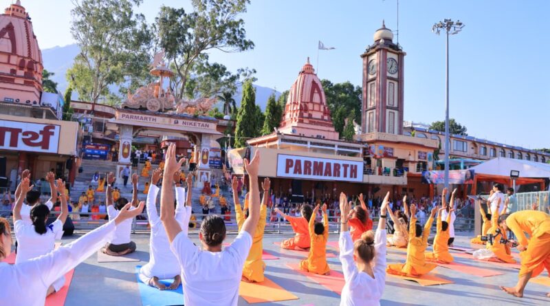 ऋषिकेश में अंतर्राष्ट्रीय योग दिवस का भव्य काउंटडाउन कार्यक्रम, 500 से अधिक साधकों ने किया योगाभ्यास
