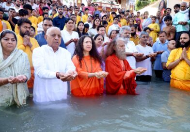 ऋषिकेश में सोमवती अमावस्या पर उमड़ा आस्था का सैलाब, राष्ट्र समृद्धि और विश्व शांति के लिए की प्रार्थना