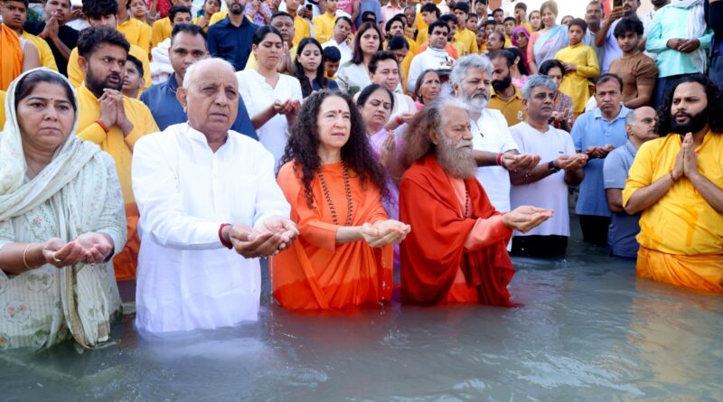 ऋषिकेश में सोमवती अमावस्या पर उमड़ा आस्था का सैलाब, राष्ट्र समृद्धि और विश्व शांति के लिए की प्रार्थना