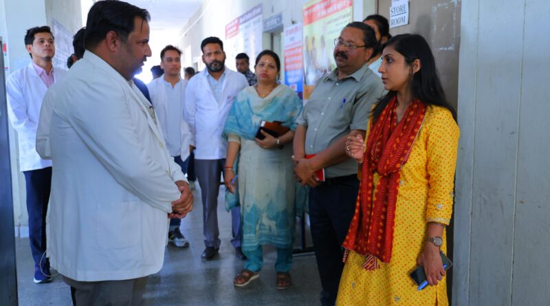 दूरस्थ गांव मेंदणी पहुंचीं डीएम, जनचौपाल में सुनीं समस्याएं