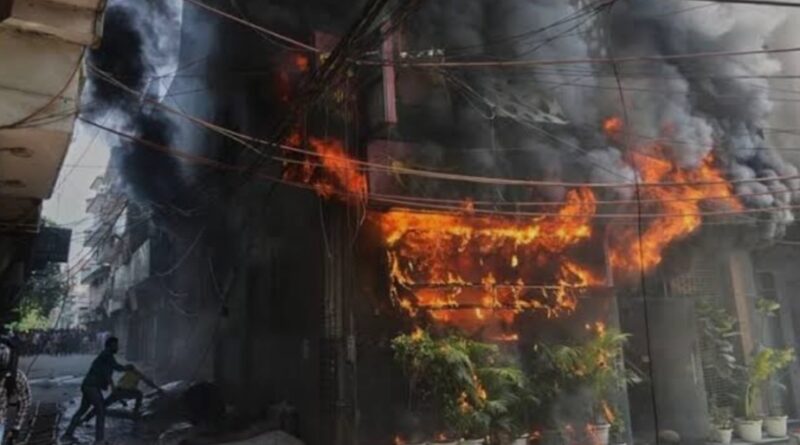 दिल्ली होटल अग्निकांड: शेफ केशव नेगी को आरोपी बनाए जाने पर उठे सवाल, निष्पक्ष जांच की मांग