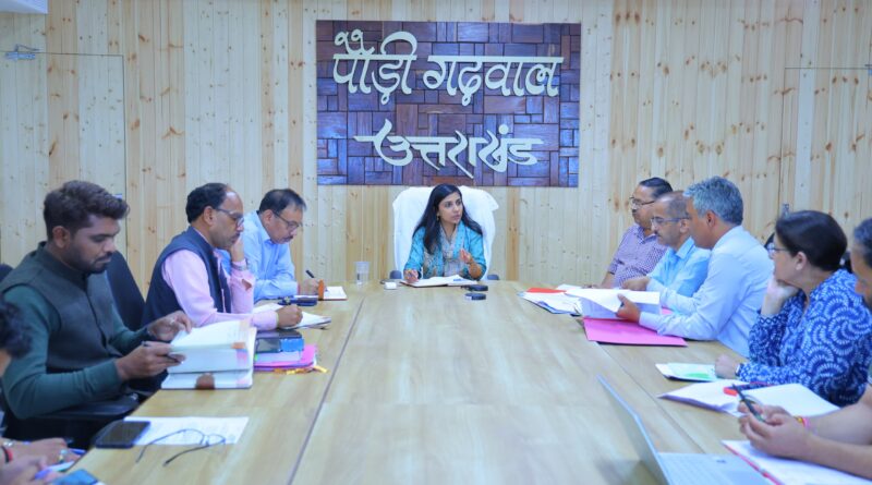 डीएम ने विद्यालयों की सुरक्षा और राष्ट्रीय बाल स्वास्थ्य कार्यक्रम की समीक्षा की, जर्जर स्कूलों की रिपोर्ट तलब