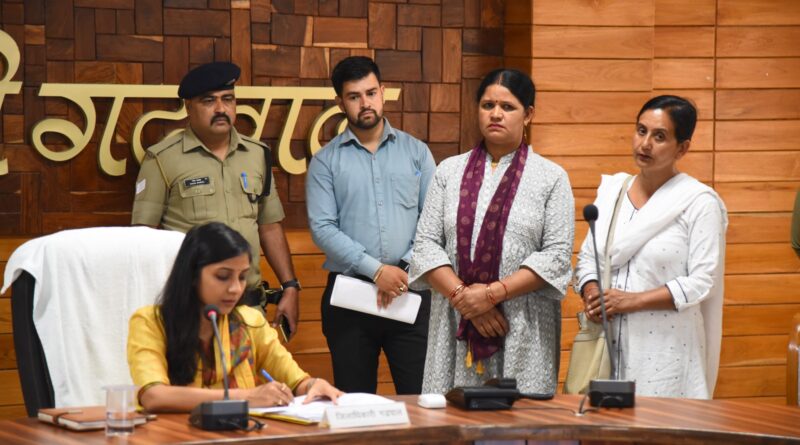जनता मिलन में डीएम सख्त, 21 शिकायतों पर दिए समयबद्ध निस्तारण के निर्देश